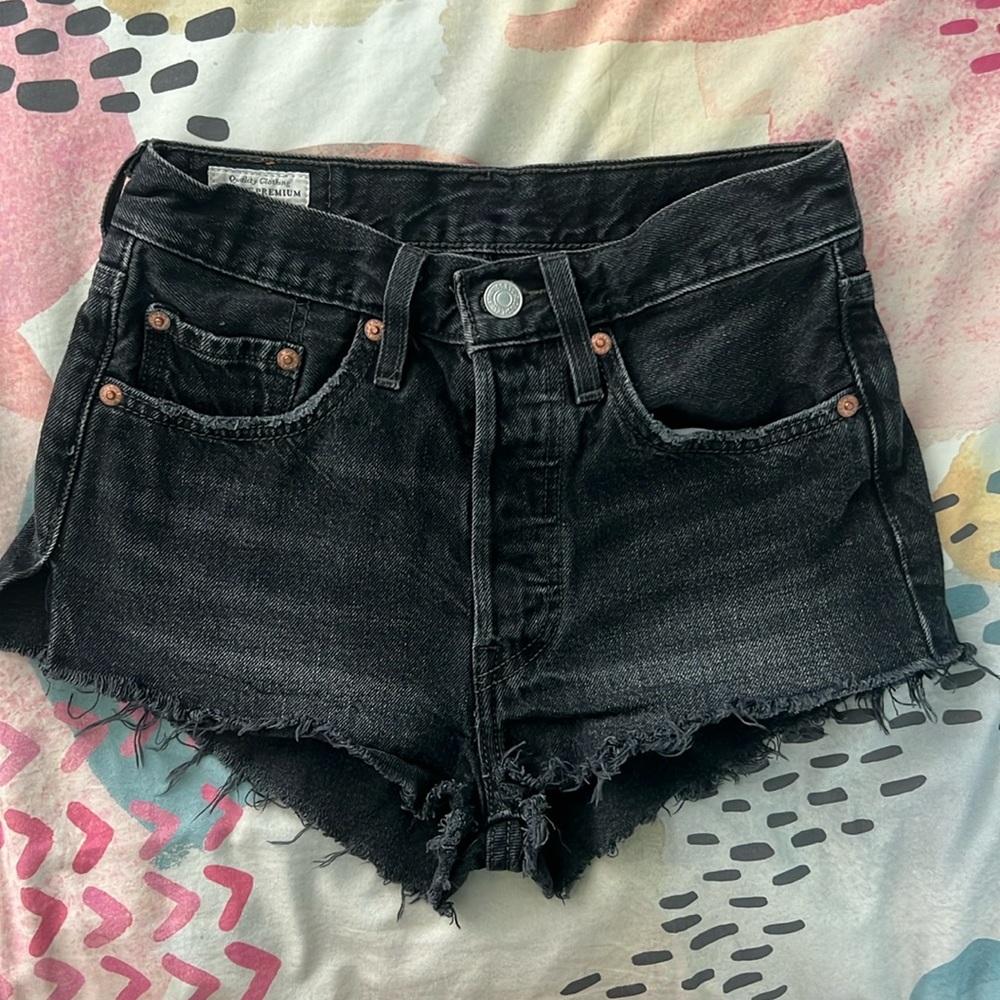 Black levi’s jean shorts